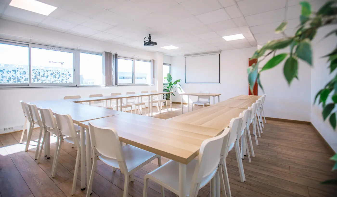 Salle de formation Montpellier — Espace Entreprise Garosud et Millénaire Salle de formation lumineuse Montpellier Millénaire — 30 stagiaires WiFi fibre vidéoprojecteur