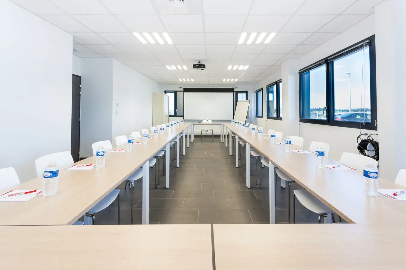 Salle plénière 100 personnes Montpellier — salle de formation Espace Entreprise Salle plénière 100 personnes — Configuration théâtre ou classe pour les grandes sessions, journées de