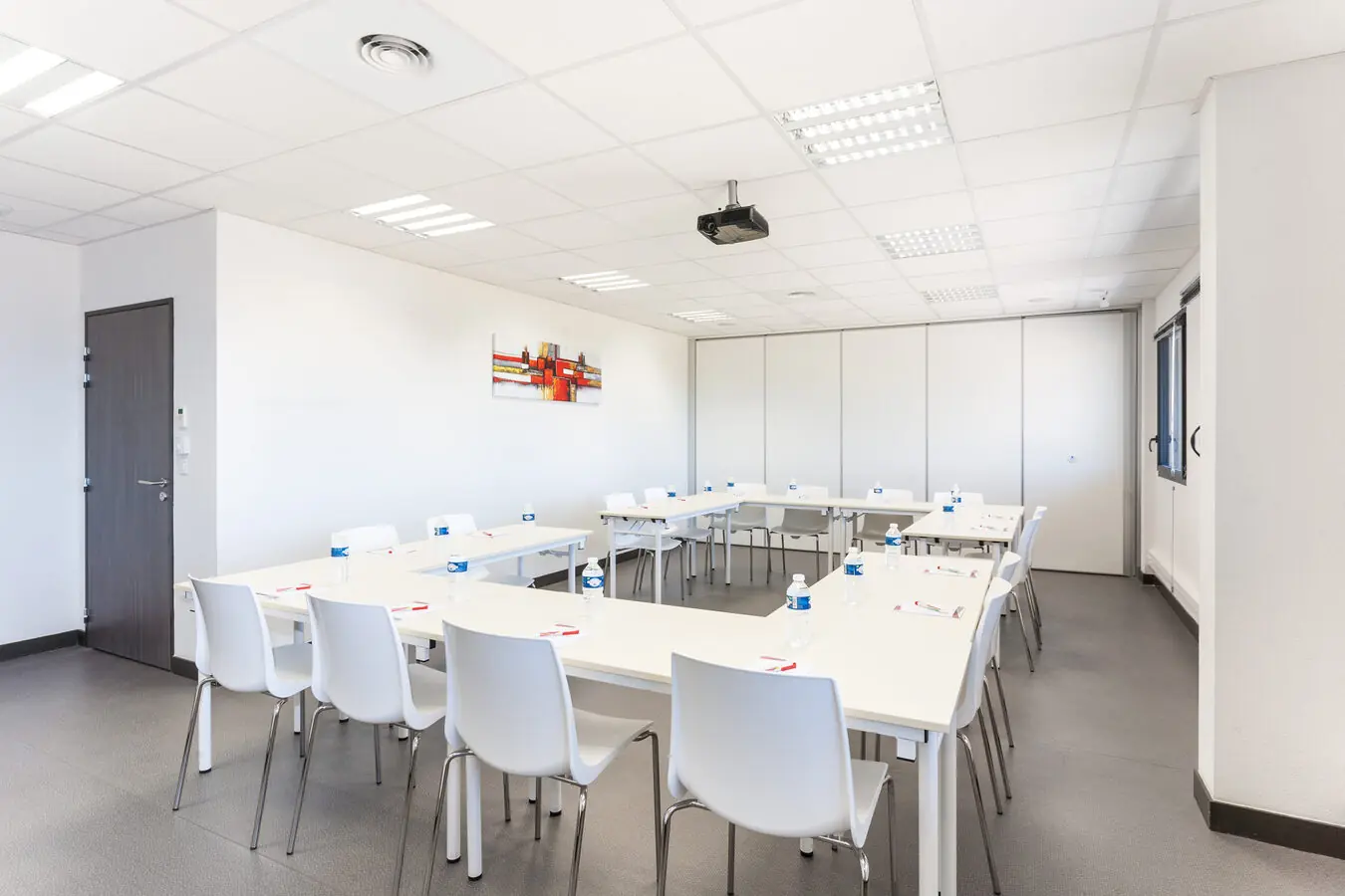 Salle formation standard Montpellier — salle de formation Espace Entreprise Salle formation standard — Disposition en U ou en classe face au formateur. Vidéoprojecteur HD, é